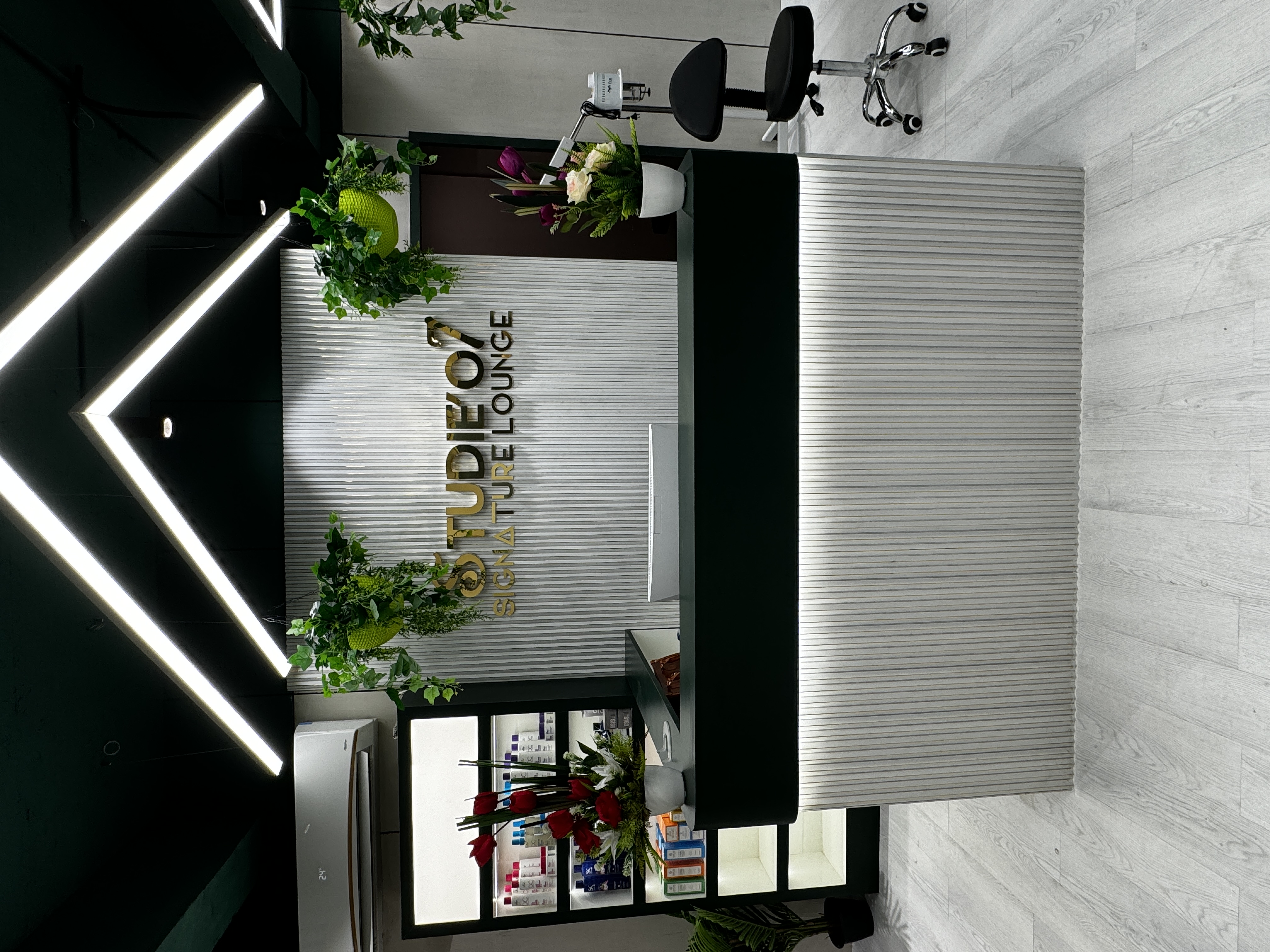 Studieo7 salon franchise interior